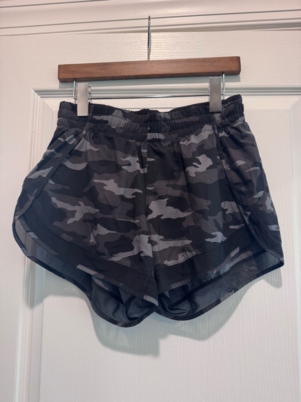 Athleta 5” Racer Run Short in black camo